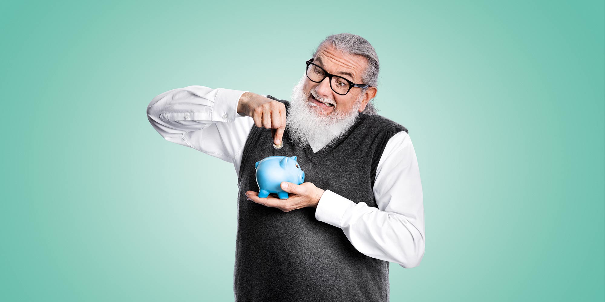 Grimassierender Mann mit Brille füttert Sparschwein mit Münze